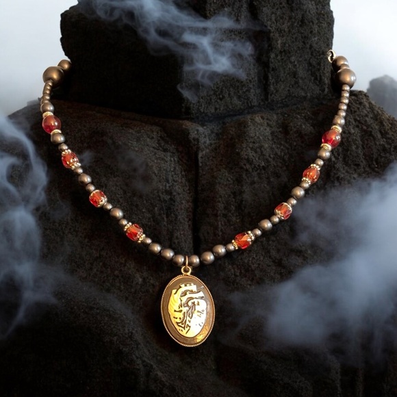 Hand crafted anatomical heart faux pearl necklace - Picture 3 of 9